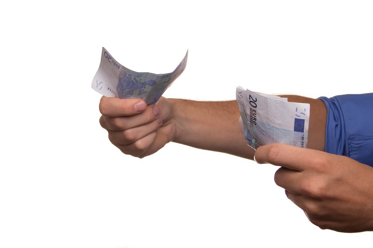 Billets en euros utilisés pour comparer un budget et des dépenses