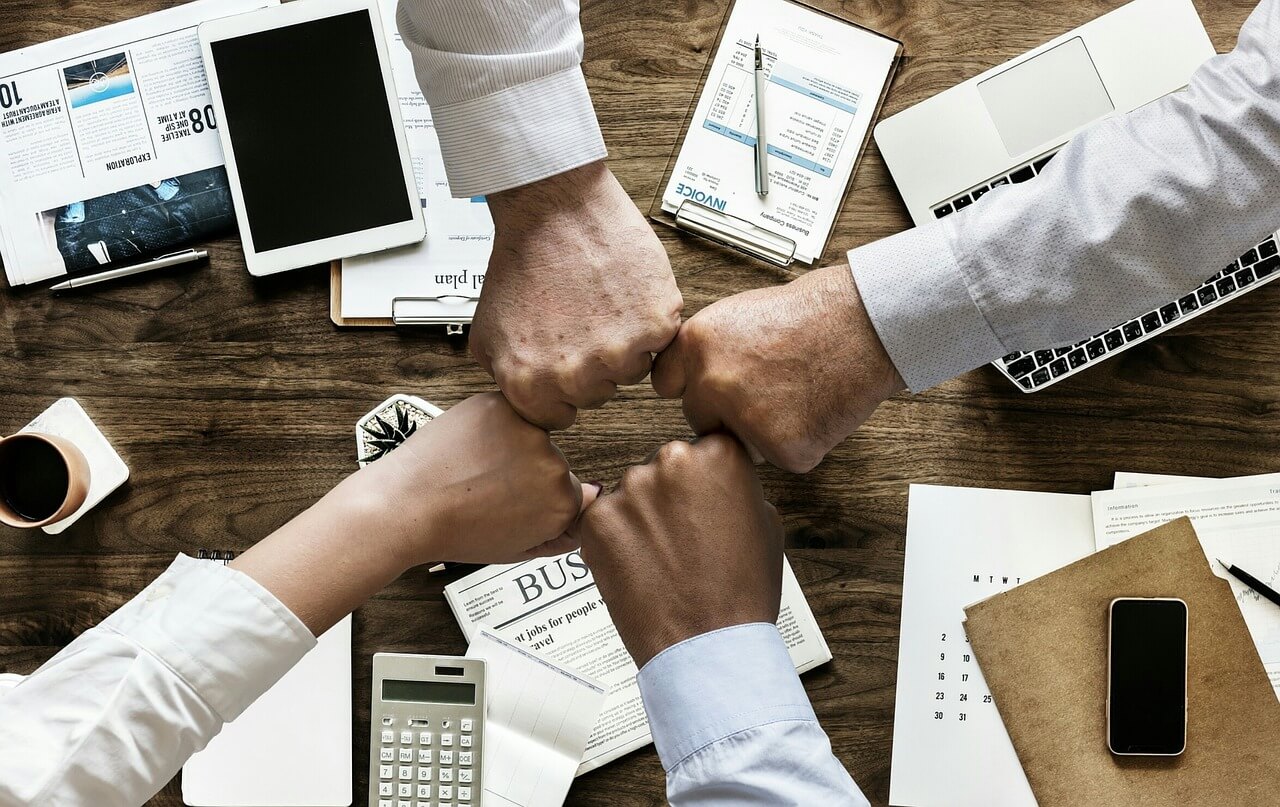 Plusieurs adultes réunis autour d’une conversation de travail
