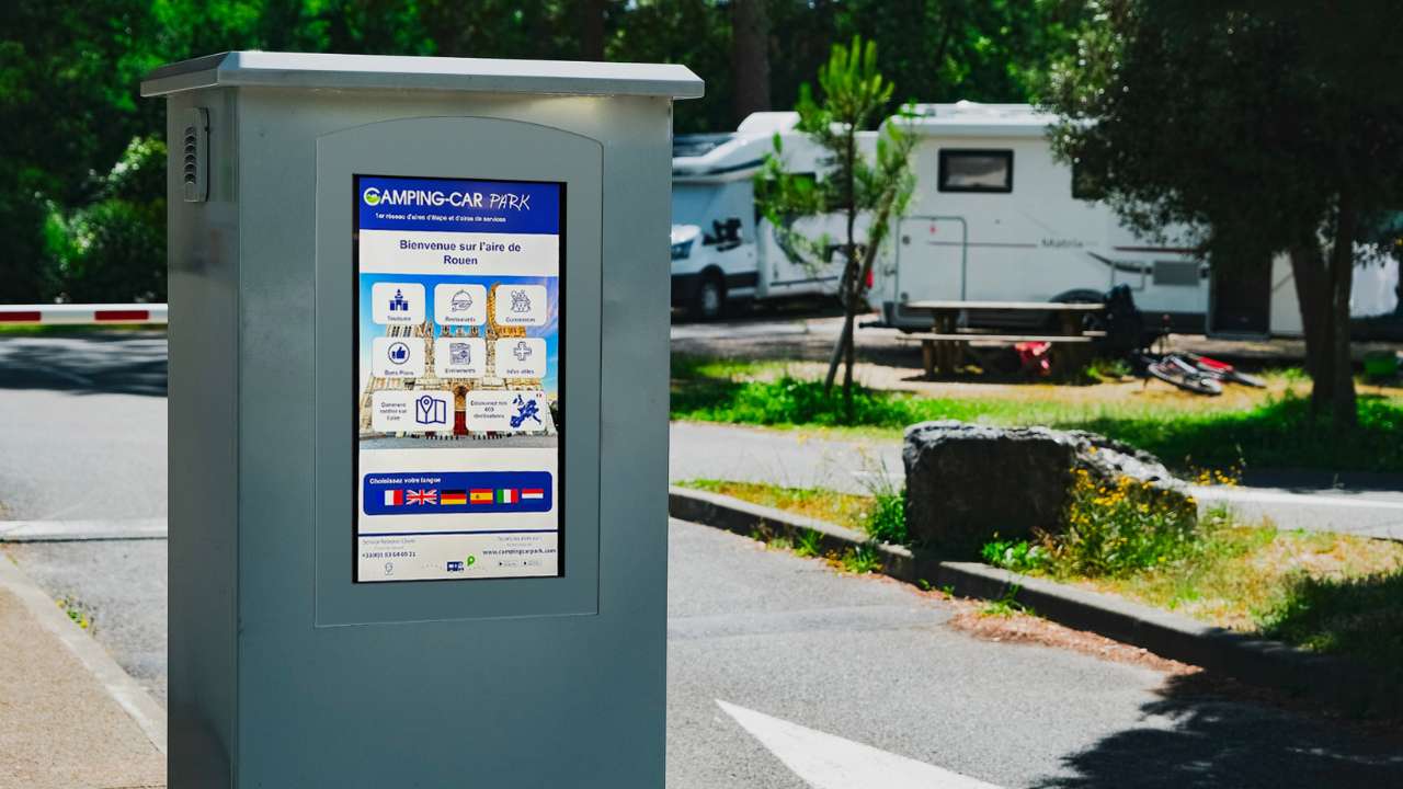 Camping-car garé sur une aire Camping-Car Park avec borne de services et espace de vidange