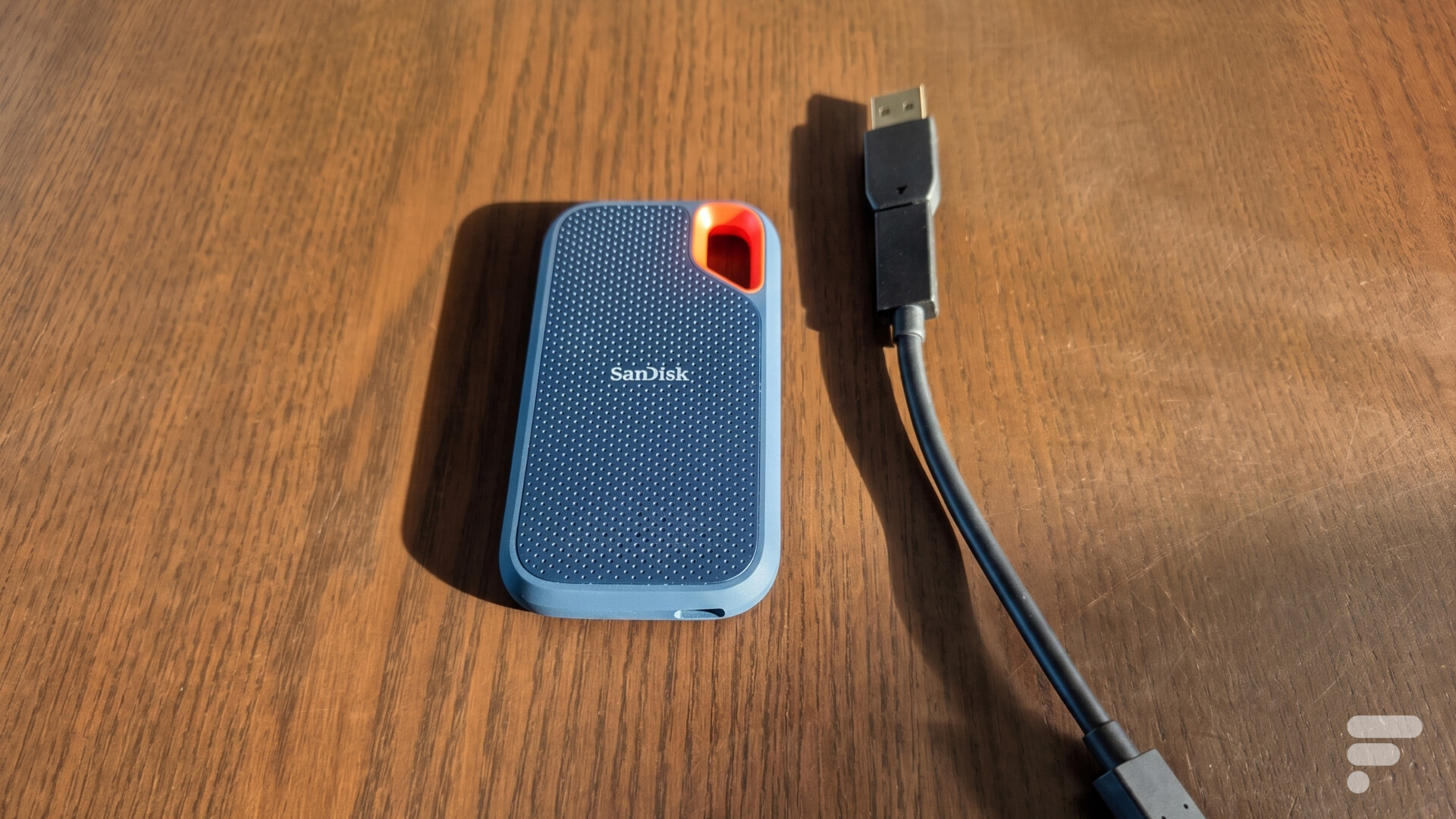 Disque dur externe portable branché à un ordinateur