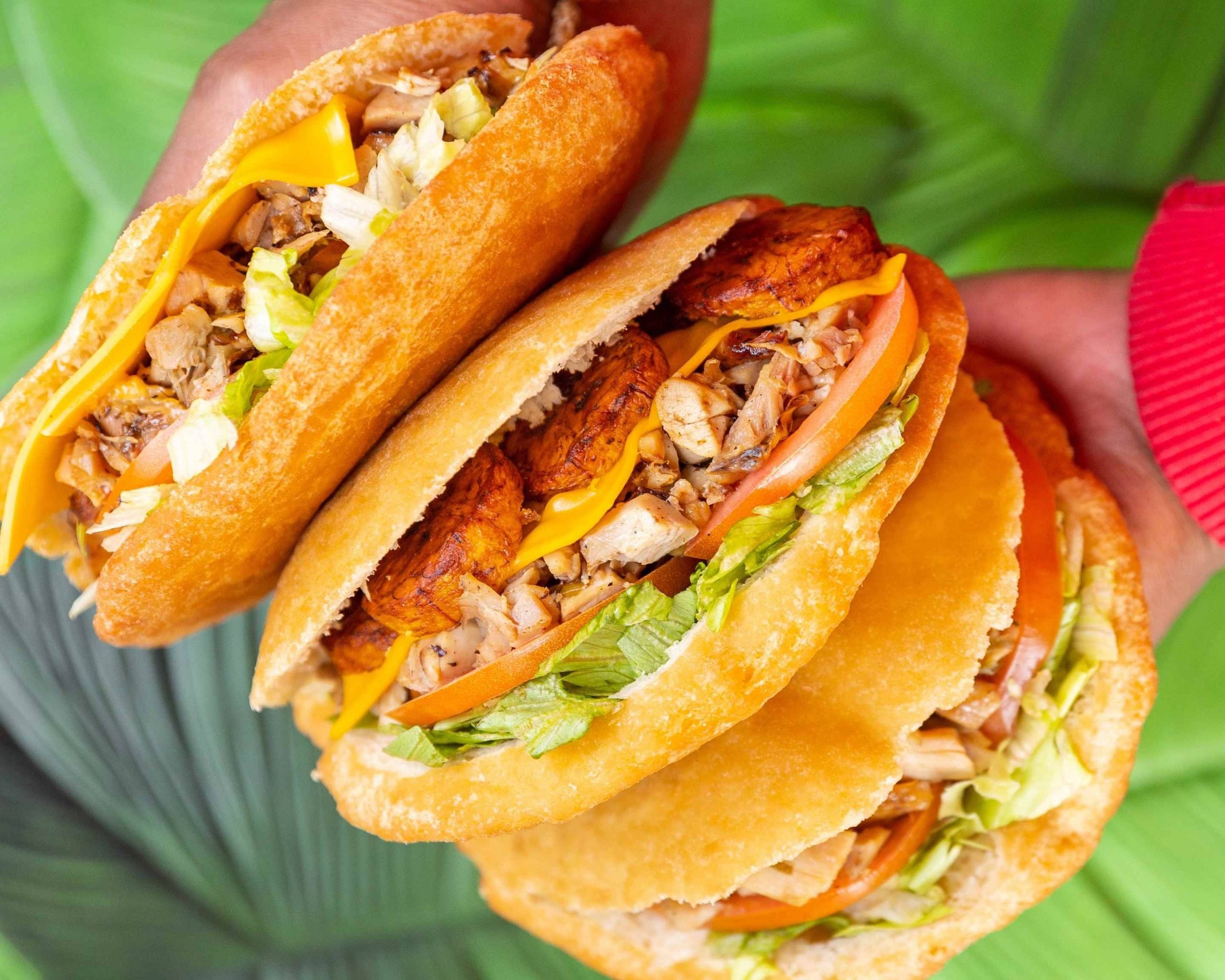 Bokit guadeloupéen doré, ouvert et garni de poulet et de crudités