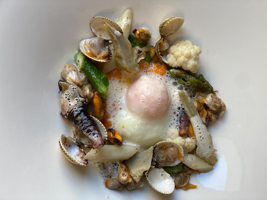 Grappe de pousse-pieds frais fixés sur un rocher marin