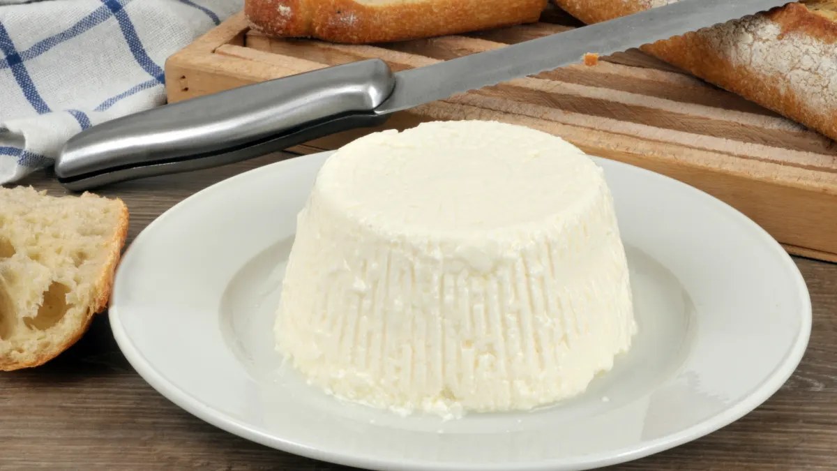 Brousse, fromage frais provençal à la pâte blanche servi à la cuillère