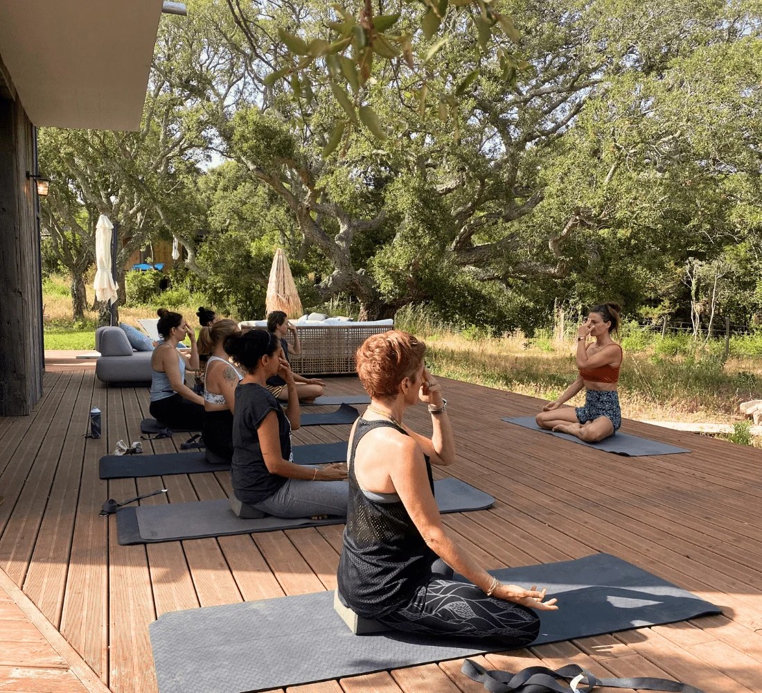 Séance de yoga dans un studio de quartier parisien, tapis alignés au sol